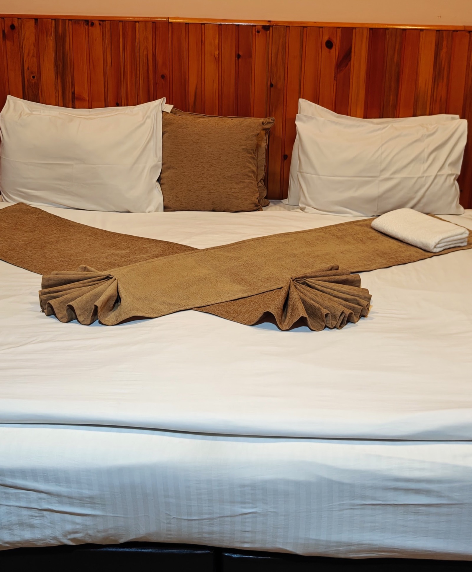 Oro Villa bed decoration